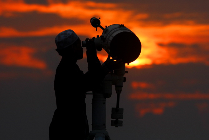 Petugas falakiyah melakukan ru