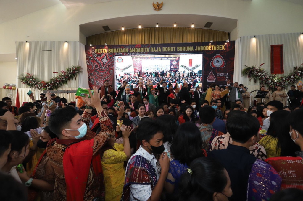 Lebih dari 1.700 anggota atau keluarga Raja Ambarita dohot Boruna berkumpul di Gedung Sopo Marpingkir HKBP, Jakarta Timur, Minggu (12/3). (f: metro/panitia)