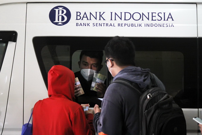 Warga menukar uang baru di mobil kas keliling Bank Indonesia di Pasar Pramuka, Jakarta, Kamis (21/4/2022). Bank Indonesia kembali membuka layanan penukaran uang rupiah baru melalui mobil kas keliling yang berada di 5.013 titik yang meliputi 453 titik penu