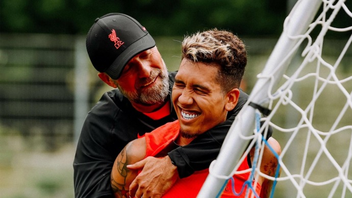 Roberto Firmino dan Jurgen Klopp di sesi latihan Liverpool beberapa waktu lalu. Bobby Firmino sudah mengungkapkan keinginan untuk meninggalkan Liverpool akhir musim ini. IST