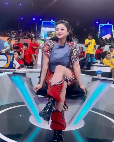 Dewi Perssik.