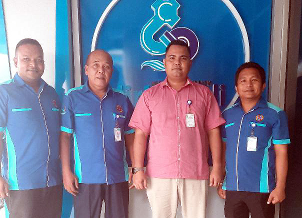 Foto: RIDWAN BUTARBUTAR/MetroDaily  Direktur Perumda Air Minum Tirta Nauli Kota Sibolga Khairunnas Panggabean dan jajarannya foto bersama usai memberi keterangan, Selasa (21/3/2023) sore. 