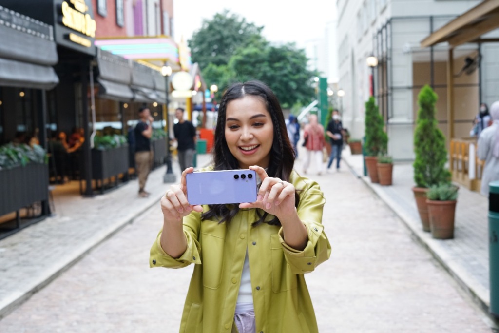 Galaxy A54 5G ini dilengkapi triple camera di bagian belakang yang terdiri dari lensa utama 50MP, lensa ultra-wide 12MP, dan lensa makro 5MP