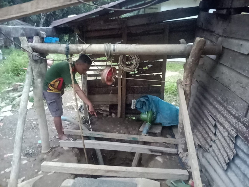 Warga menunjukkan Lubang tambang yang berada di Ampung Padang, Kecamatan Batang Natal, Kabupaten Madina. (Samman/Metro Tabagsel)