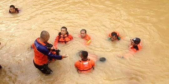 Petugas gabungan dari instansi terkait, saat mengevakuasi salah satu santri yang hanyut di sungai Batang Toru, Parsariran, Desa Hapesong.