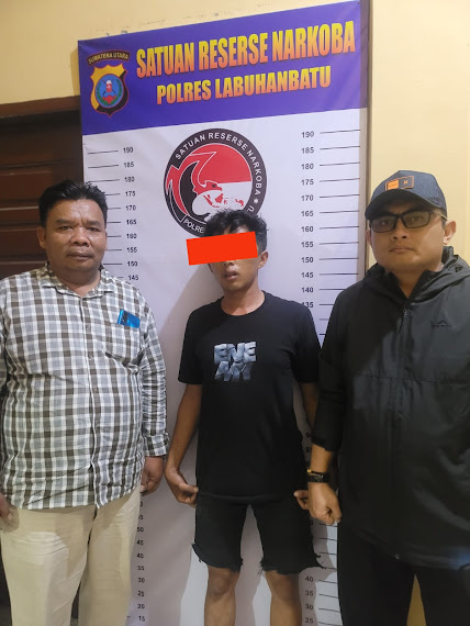 Foto: Polres Labuhanbatu Terduga pengedar ekstasi (tengah) saat diserahkan kepada pihak Sat Narkoba Polres Labuhanbatu.