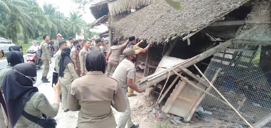 Warung esek-esek di Dusun 1 Desa Subur, Kecamatan Air Joman, Kabupaten Asahan dibongkar.