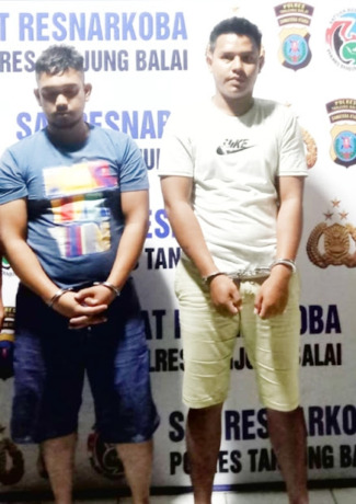 Foto: Polres Tanjungbalai  Kedua tersangka pemilik narkoba ekstasi.