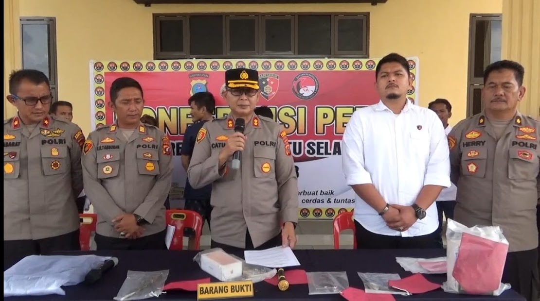 Foto: Budi/MetroDaily Kapolres Labuhanbatu Selatan AKBP Catur Sungkowa saat melakukan siaran pers, Senin (27/3/2023).