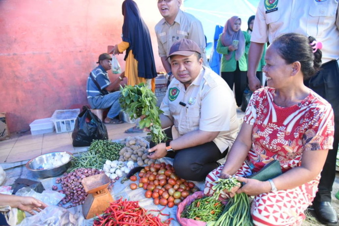 Foto: Prokopim Tapsel Bupati Tapsel, H Dolly Pasaribu, berbelanja di Poken Arba sekaligus melakukan pemantauan terhadap harga kebutuhan pokok jelang Ramadhan.