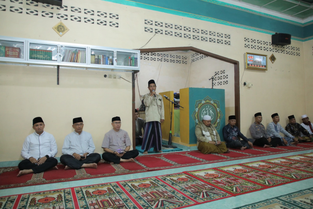 Foto: Humas Pemkab Asahan Bupati Asahan mengunjungi masjid di tengah kegiatan safari Ramadan.
