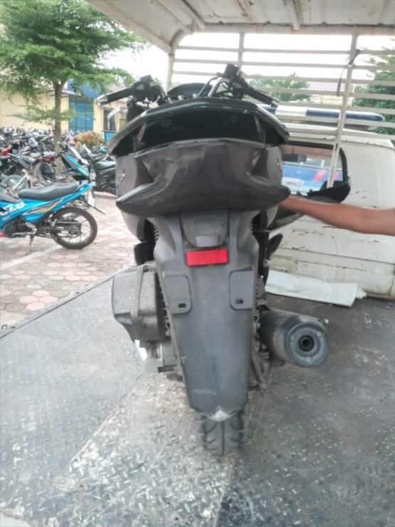 Foto: Demvino/MetroDaily Sepeda motor PCX milik korban tanpa nomor plat polisi, rusak ditabrak mobil boks. Pengendaranya tewas.