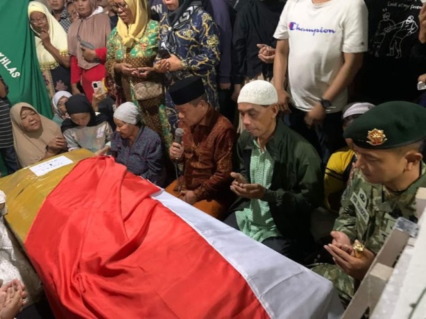 Foto: Delvino/MetroDaily Wali Kota Tanjung Balai H Waris Tholib saat melayat di rumah duka.