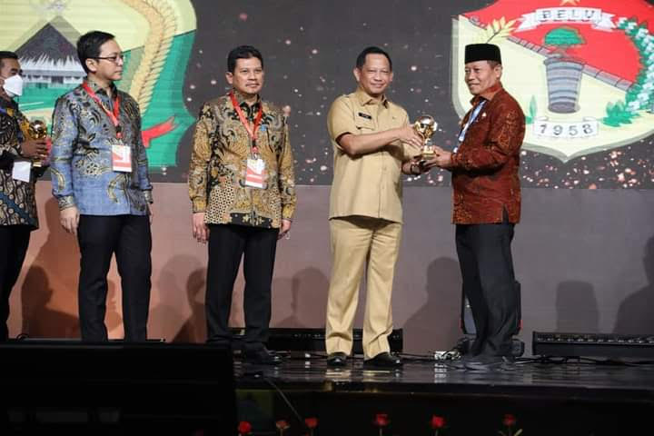 Foto: Ignatius Siagian/MetroDaily Wali Kota Tanjungbalai H Waris Tholib menerima penghargaan UHC dari Menteri Dalam Negeri M Tito Karnavian.