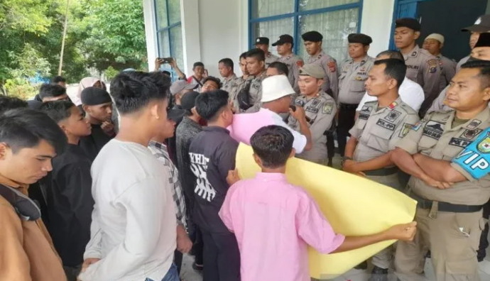 Demo di kantor Bupati Madina.