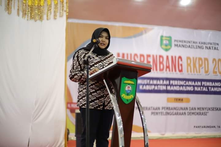 Foto: Samman Siahaan/MetroDaily  Wakil Bupati Mandailing Natal (Madina), Atika Azmi Utammi Nasution.
