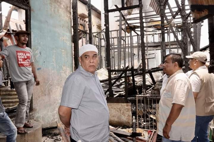 Foto: Samman/MetroDaily  Bupati Madina saat mengunjungi lokasi bangunan yang terbakar di Panyabungan I, Kecamatan Panyabungan, Sabtu (18/3/2023).
