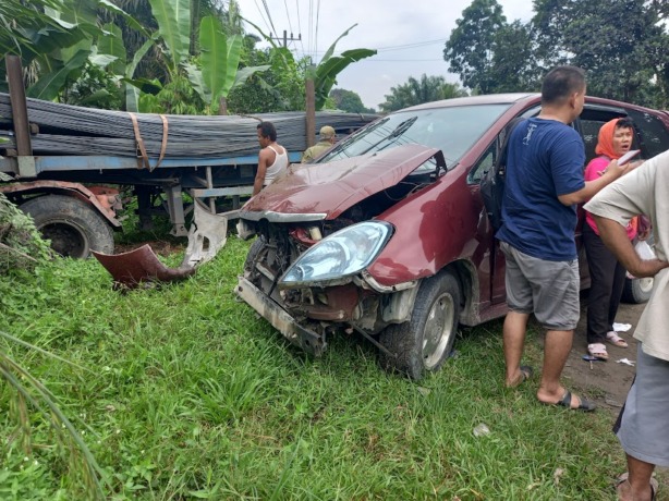 Foto: Syawal/MetroDaily Dua kendaraan yang terlibat kecelakaan truk Trado dan Kijang Innova.