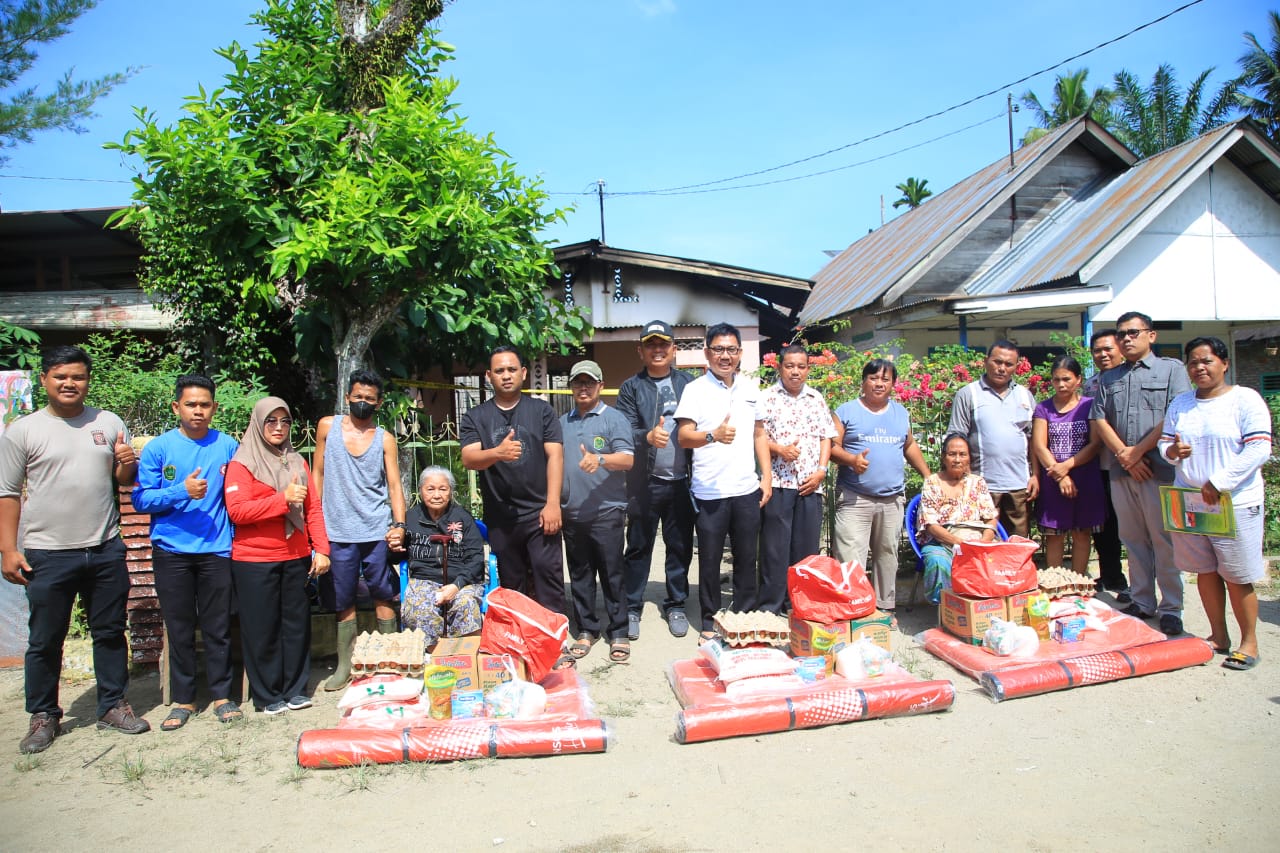 Foto: Syawal Tanjung/MetroDaily Bupati Labuhanbatu Utara Hendriyanto Sitorus SE MM meninjau lokasi kebakaran dan serahkan bantuan.