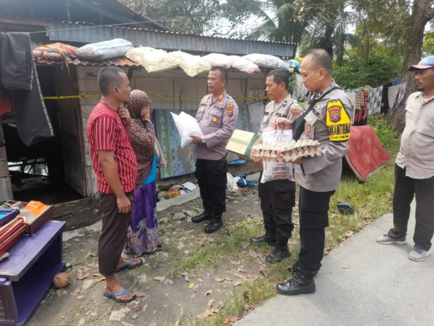 Foto: Ignatius Siagian/MetroDaily Penyerahan bantuan korban kebakaran dari Polsek Datuk Bandar.