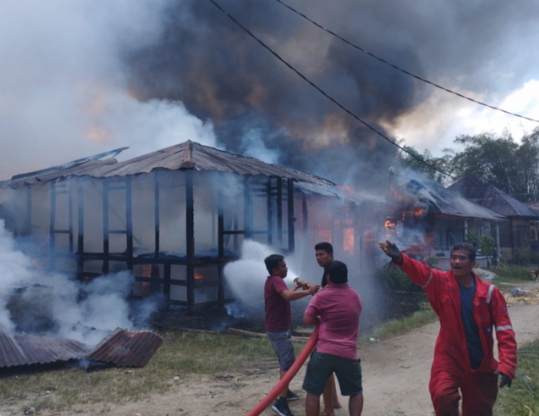 Sebanyak empat rumah terdiri 2 rumah semi permanen dan 2 rumah panggung musnah terbakar di Dusun V Rianiate, Desa Lumban Pea, Kecamatan Balige, Kabupaten Toba, Sumatera Utara, Sabtu (18/3/2023) sekira pukul 12.30 WIB.