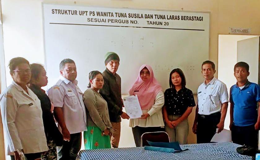 Foto: Toga/New Tapanuli Dinas Sosial Tapteng menyerahkan 3 WRS Tangkapan Satpol PP Tapteng ke pihak Parawasa Berastagi.