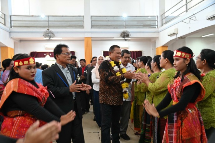 (RIDWAN BUTARBUTAR/NEW TAPANULI), Wali Kota Sibolga H. Jamaluddin Pohan dan rombongan saat memasuki lokasi acara Pesta Bona Taon SRO Sibolga sekitarnya, Sabtu (4/3) di Gedung Nasional Sibolga.