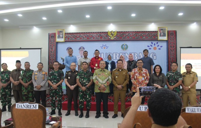 Foto: RIDWAN BUTARBUTAR/NEW TAPANULI Wakil Wali Kota Sibolga Pantas Maruba Lumban Tobing dan undangan foto bersama usai membuka Musrenbang RKPD Kota Sibolga Tahun 2024, Selasa (7/3/2023).