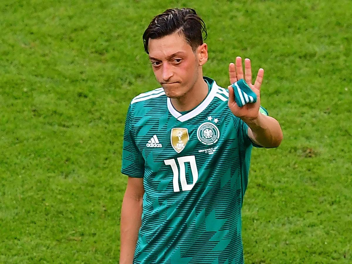 Mesut Oezil pensiun.