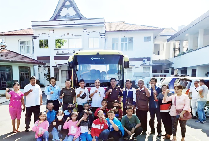 Kajari Sibolga Irvan Paham Samosir foto bersama para atlet usai melepas rombongan Karateka KKI Sibolga di Kantor Kejari Sibolga, Rabu (8/3).