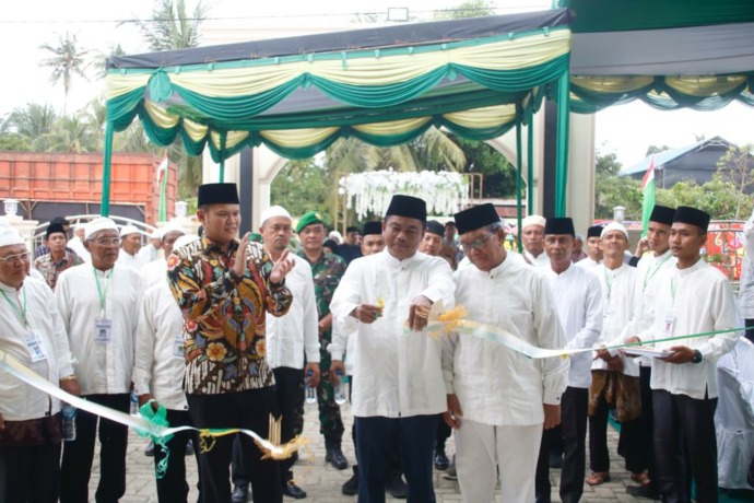 Bupati Serdang Bedagai, Darma Wijaya didampingi Wabup Adlin Umar Yusri Tambunan, melakukan prosesi gunting pita sebagai tanda meresmikan Masjid At Thohairul Hidayah, di Desa Karang Tengah, Kec. Serbajadi, Sabtu (11/3/2023). IST