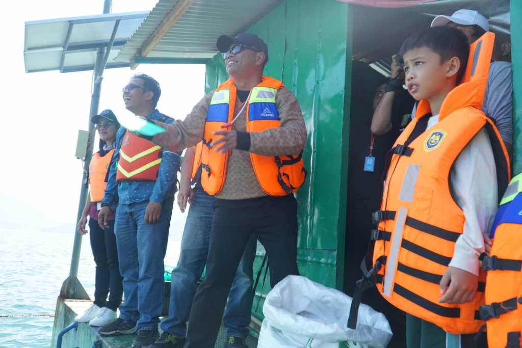 Foto: Humas RSI  Bupati Sergai Darma Wijaya saat mengunjungi lokasi budidaya ikan Tilapia.