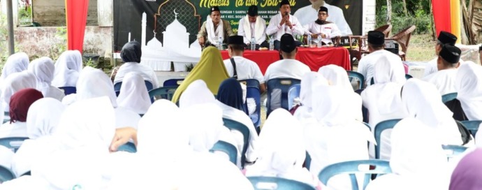 Usai menggelar pelatihan Salat Tarawih, jemaah diajak melakukan doa bersama untuk negeri. IST