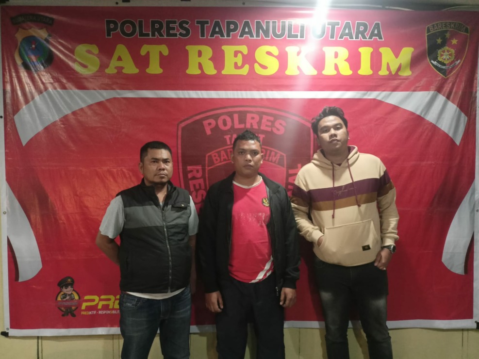 Tersangka ATP (27), warga Tarutung yang menganiaya ibu kandung dan iparnya saat diamankan di Mapolres Taput, Kamis (23/3).