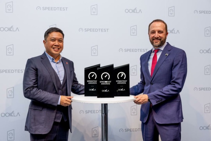 Direktur Marketing Telkomsel Derrick Heng (kiri) menerima tiga penghargaan yang diraih Telkomsel pada ajang Ookla Speedtest Awards™ 2022.