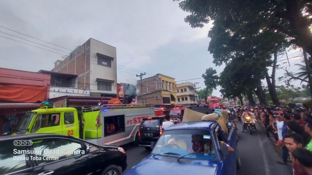 Damkar PT STTC memadamkan kebakaran RM Padang di Jalan Asahan, Kecamatan Siantar, Kabupaten Simalungun. (f: metro/esa)