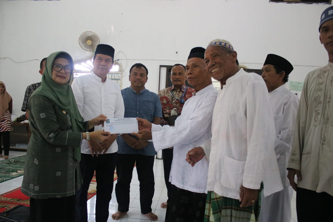 Wali Kota Pematang Siantar Susanti Dewayani didampingi Dirut Perumda Tirta Uli Zulkifli Lubis menyerahkan bantuan ke Masjid Al Ikhlas yang diterima Ketua BKM Salim Purba. (f: metro/leo)