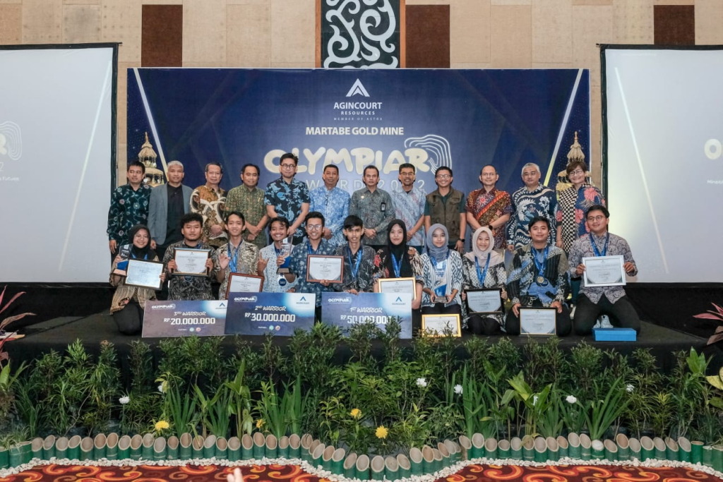 Foto: (Dok: PTAR)  Para juara I hingga juara V OlympiAR 2022 berfoto bersama dengan PT Agincourt Resources, perwakilan Pemprov DIY, Rektor UPN Veteran Yogyakarta, MGEI, dan dosen usai pengumuman pemenang OlympiAR yang diadakan di Yogyakarta, 1 April 2023.