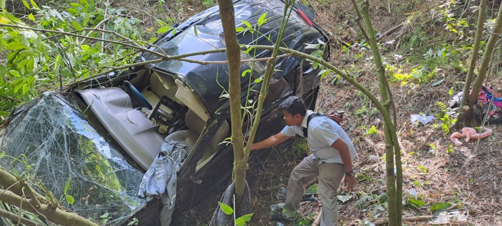 Foto: Polres Simalungun  Satu unit mobil Avanza masuk jurang di jalan lintas Sumatera, persisnya di Jembatan Sera-sera Parapat, Kecamatan Girsang Sipangan Bolon, Parapat, Kabupaten Simalungun, Sumatera Utara, Selasa (26/4/2023) pagi.