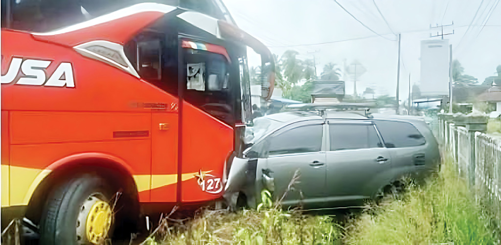 Foto: Irsyad/MetroDaily  Bus Satu Nusa dan mini bus Innova yang terlibat kecelakaan di Jalinsum Tapsel-Madina, Kelurahan Pintu Padang I, Kecamatan Batang Angkola, Tapsel.