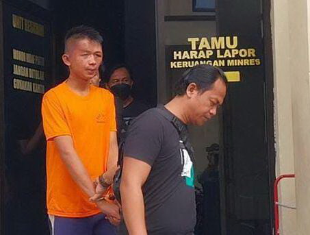 Pelaku saat digiring ke Polsek Sunggal.