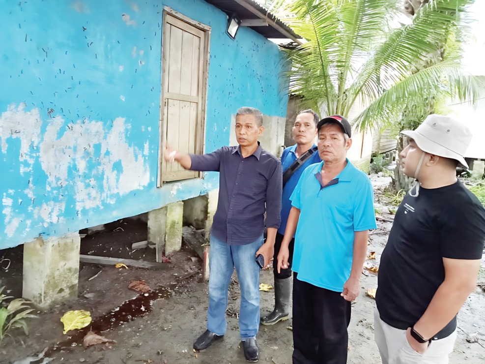 Foto: Perdana/MetroDaily  Pemerintah Kecamatan, Puskesmas dan UPT Pertanian meninjau langsung rumah warga yang terdampak serangan ulat bulu.