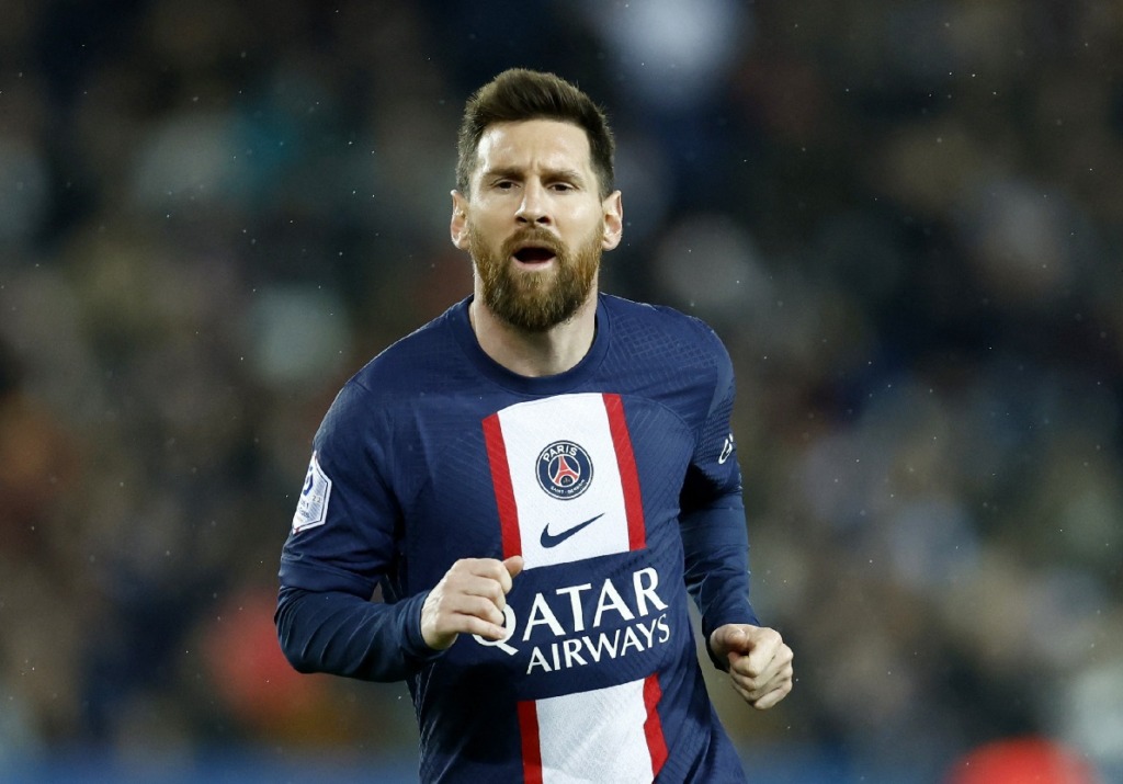 Pemain Paris St Germain, Lionel Messi, saat  melawan RC Lens di Parc des Princes, Paris, France, 15 April 2023.  (REUTERS/Gonzalo Fuentes)
