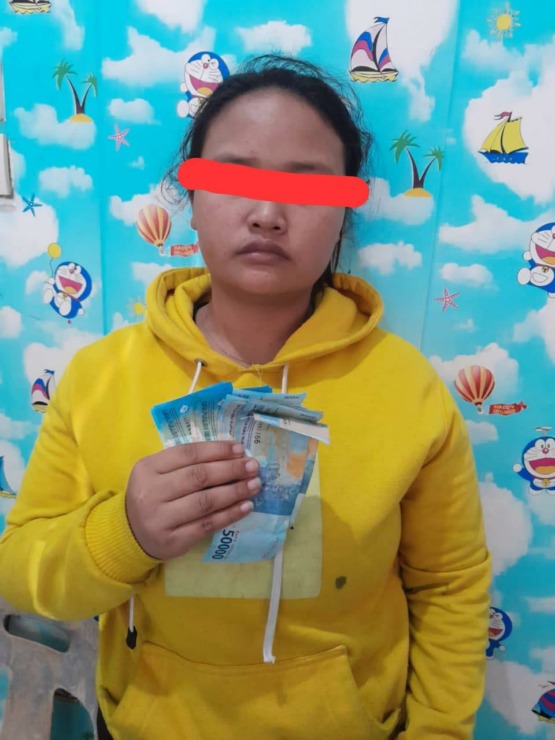 Foto: Polres Sibolga  Seorang wanita berinisial SS alias L (20), warga Pasir Bidang, Tapanuli Tengah diringkus polisi karena diduga menjadi perdagangan manusia dan mucikari dalam kegiatan prostitusi.