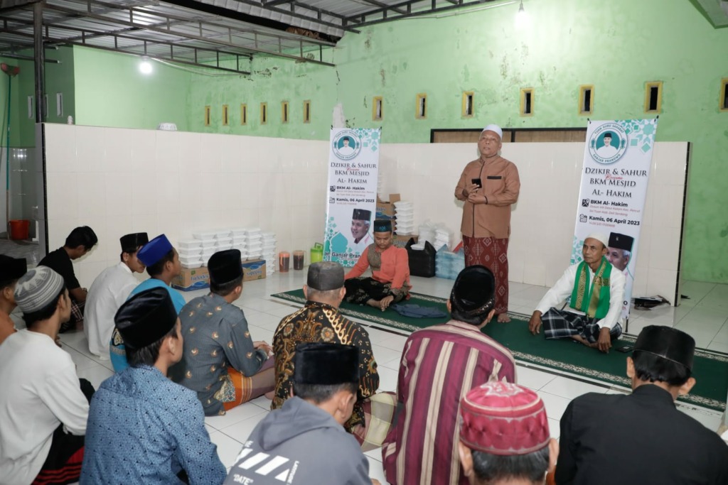 Suasana kegiatan sahur bersama antara sukarelawan tuan guru dengan majelis taklim dan warga setempat, di Desa Kolam, Kec. Percut Seituan, Deli Serdang pada Kamis (6/4/2023). IST