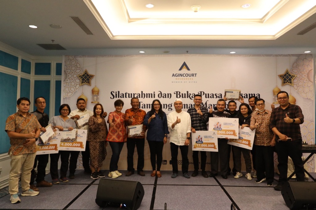 Pemenang Lomba Karya Jurnalistik 2023 Tambang Emas Martabe berfoto bersama dengan manajemen PT Agincourt Resources serta salah satu juri Arifin Asydhad (kiri ujung), Ketua PWI Sumatra Utara Farianda P. Sinik (tengah berbaju putih), dan wartawan senior Ron