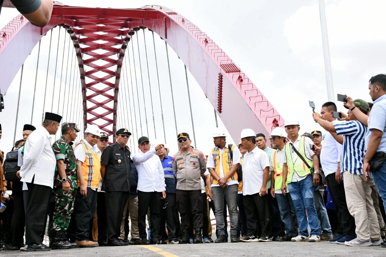 MENINJAU: Gubsu Edy Rahmayadi didampingi Plt Bupati Langkat, Syah Afandin, Kapolda Sumut, Irjen Panca Putra Simanjuntak beserta pejabat terkait lainnya meninjau sekaligus melepas penggunaan Jembatan Sei Wampu, Stabat, Kabupaten Langkat, Senin (17/4/2023).