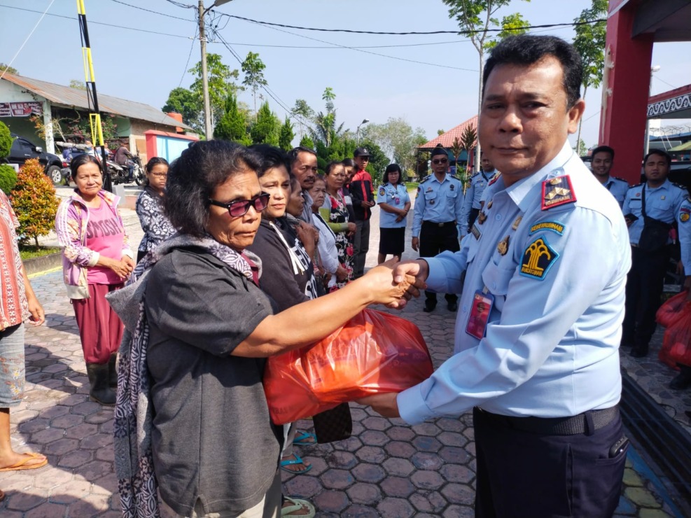 Penyerahan bantuan sosial kepada warga sekitar Lapas Narkotika Pematang Siantar.