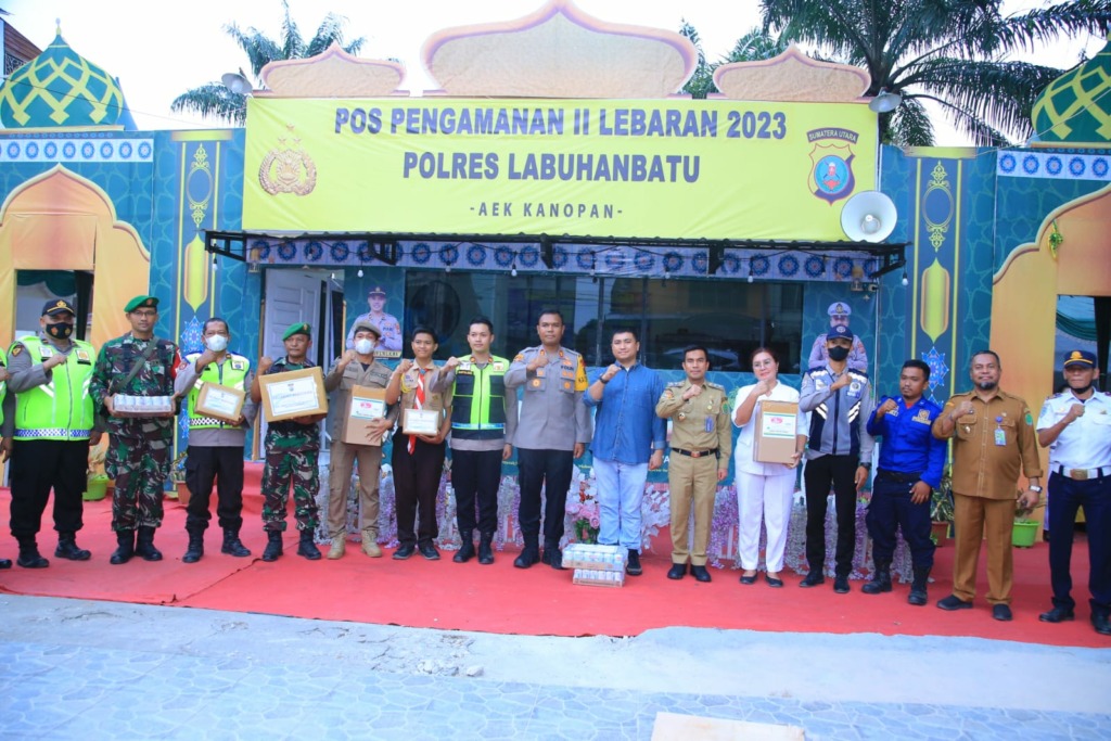 Foto: Syawal Tanjung/MetroDaily  Bupati Labuhanbatu Utara (Labura), Hendriyanto Sitorus bersama Kapolres Labuhanbatu, AKBP James Hasundungan Hutajulu, meninjau kesiapan pospam, Selasa (18/4/2023).