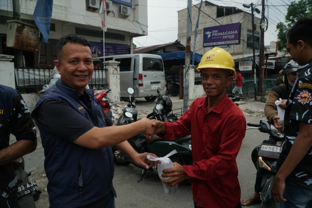 BAGIKAN TAKJIL: DPC AMPI Medan Kota bersama Satma AMPI Harapan saat membagikan takjil gratis kepada pengendara yang melintas di Jalan HM Joni, Medan, Rabu (19/4/2023) sore. IST